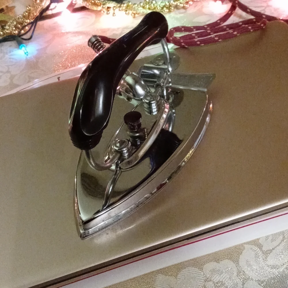 Vintage Durabilt travel iron